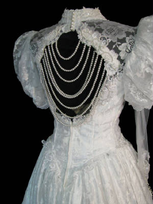 72gownbackcu.jpg Vintage bridal gown back bodice