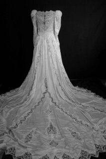 25gownbwithtraina.jpg Vintage bridal wedding gown 