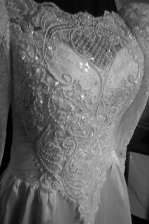 25gownfcua.jpg Vintage bridal gown frong bodice 
