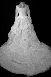 5gownb.jpgVintage modest bridal wedding gown back